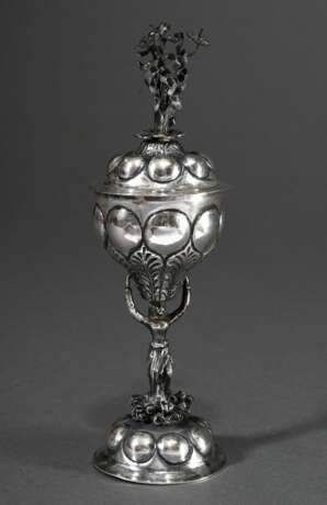 Kleiner Buckel-Deckelpokal mit plastischer Karyatide und gelockten Blütenblättern auf Deckel und Fuß nach gotischem Vorbild, wohl Hanau, Ende 19.Jh., Silber innen vergoldet, 92g, H. 16,2cm - photo 1