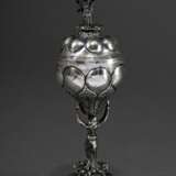 Kleiner Buckel-Deckelpokal mit plastischer Karyatide und gelockten Blütenblättern auf Deckel und Fuß nach gotischem Vorbild, wohl Hanau, Ende 19.Jh., Silber innen vergoldet, 92g, H. 16,2cm - photo 2