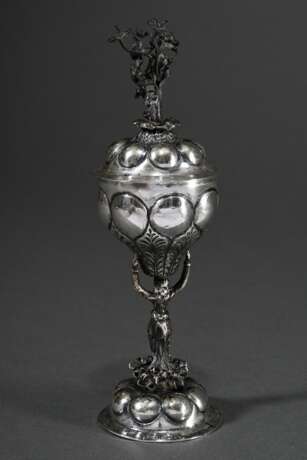 Kleiner Buckel-Deckelpokal mit plastischer Karyatide und gelockten Blütenblättern auf Deckel und Fuß nach gotischem Vorbild, wohl Hanau, Ende 19.Jh., Silber innen vergoldet, 92g, H. 16,2cm - photo 2