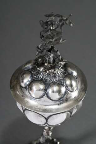 Kleiner Buckel-Deckelpokal mit plastischer Karyatide und gelockten Blütenblättern auf Deckel und Fuß nach gotischem Vorbild, wohl Hanau, Ende 19.Jh., Silber innen vergoldet, 92g, H. 16,2cm - photo 3