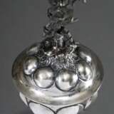 Kleiner Buckel-Deckelpokal mit plastischer Karyatide und gelockten Blütenblättern auf Deckel und Fuß nach gotischem Vorbild, wohl Hanau, Ende 19.Jh., Silber innen vergoldet, 92g, H. 16,2cm - photo 3
