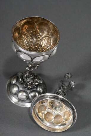 Kleiner Buckel-Deckelpokal mit plastischer Karyatide und gelockten Blütenblättern auf Deckel und Fuß nach gotischem Vorbild, wohl Hanau, Ende 19.Jh., Silber innen vergoldet, 92g, H. 16,2cm - photo 4