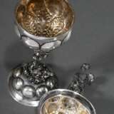 Kleiner Buckel-Deckelpokal mit plastischer Karyatide und gelockten Blütenblättern auf Deckel und Fuß nach gotischem Vorbild, wohl Hanau, Ende 19.Jh., Silber innen vergoldet, 92g, H. 16,2cm - photo 4