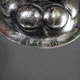 Kleiner Buckel-Deckelpokal mit plastischer Karyatide und gelockten Blütenblättern auf Deckel und Fuß nach gotischem Vorbild, wohl Hanau, Ende 19.Jh., Silber innen vergoldet, 92g, H. 16,2cm - photo 5