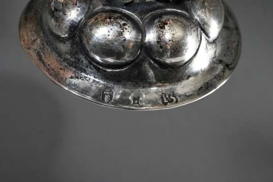 Kleiner Buckel-Deckelpokal mit plastischer Karyatide und gelockten Blütenblättern auf Deckel und Fuß nach gotischem Vorbild, wohl Hanau, Ende 19.Jh., Silber innen vergoldet, 92g, H. 16,2cm - photo 5