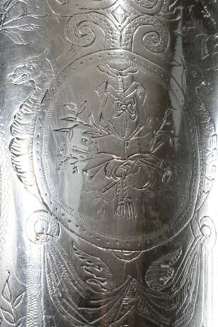 Großer Hamburger Stangenbecher mit feinem floralem Gravurdekor "Putti und Vögel" auf genietetem Fuß, MZ: Johann Jacob Meyer (Meister 1817-1855), Jahresbuchstabe U (1811-1829), Silber, 376g, H. 17cm, Ø 13cm, Gra… - Foto 3