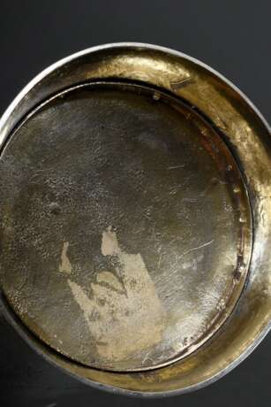 Großer Hamburger Stangenbecher mit feinem floralem Gravurdekor "Putti und Vögel" auf genietetem Fuß, MZ: Johann Jacob Meyer (Meister 1817-1855), Jahresbuchstabe U (1811-1829), Silber, 376g, H. 17cm, Ø 13cm, Gra… - Foto 5