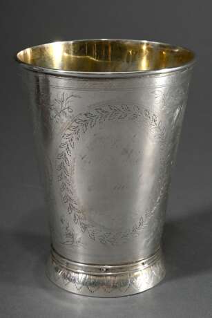 Großer Hamburger Stangenbecher mit feinem floralem Gravurdekor "Putti und Vögel" auf genietetem Fuß, MZ: Johann Jacob Meyer (Meister 1817-1855), Jahresbuchstabe U (1811-1829), Silber, 376g, H. 17cm, Ø 13cm, Gra… - Foto 6