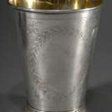 Großer Hamburger Stangenbecher mit feinem floralem Gravurdekor "Putti und Vögel" auf genietetem Fuß, MZ: Johann Jacob Meyer (Meister 1817-1855), Jahresbuchstabe U (1811-1829), Silber, 376g, H. 17cm, Ø 13cm, Gra… - Foto 6