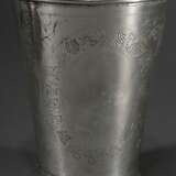 Großer Hamburger Stangenbecher mit feinem floralem Gravurdekor "Putti und Vögel" auf genietetem Fuß, MZ: Johann Jacob Meyer (Meister 1817-1855), Jahresbuchstabe U (1811-1829), Silber, 376g, H. 17cm, Ø 13cm, Gra… - Foto 8