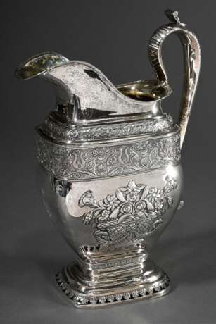 Russische Empire Kanne auf durchbrochenem Fuß mit floralem Dekor "Blumenkörbe" und Wappen unter Krone, Moskau 1832, Silber 84 Zolotniki, 840g, H. 29cm, Druckstellen - photo 1