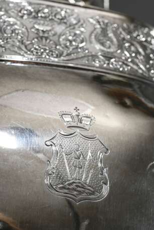 Russische Empire Kanne auf durchbrochenem Fuß mit floralem Dekor "Blumenkörbe" und Wappen unter Krone, Moskau 1832, Silber 84 Zolotniki, 840g, H. 29cm, Druckstellen - photo 3