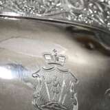 Russische Empire Kanne auf durchbrochenem Fuß mit floralem Dekor "Blumenkörbe" und Wappen unter Krone, Moskau 1832, Silber 84 Zolotniki, 840g, H. 29cm, Druckstellen - photo 3