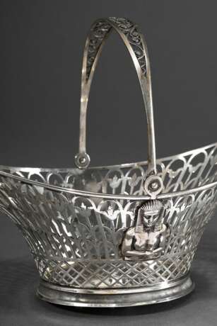 Durchbrochenes Empire Körbchen „a l’Égypte“ mit fein gesägtem Lotosgitter und halbplastisch aufgelegten Pharaonen Karyatiden, ungedeutete Punzen, um 1800, Silber, 181g, H. 15,5cm - фото 1