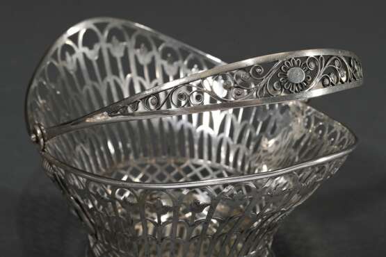 Durchbrochenes Empire Körbchen „a l’Égypte“ mit fein gesägtem Lotosgitter und halbplastisch aufgelegten Pharaonen Karyatiden, ungedeutete Punzen, um 1800, Silber, 181g, H. 15,5cm - фото 4
