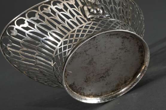 Durchbrochenes Empire Körbchen „a l’Égypte“ mit fein gesägtem Lotosgitter und halbplastisch aufgelegten Pharaonen Karyatiden, ungedeutete Punzen, um 1800, Silber, 181g, H. 15,5cm - фото 5