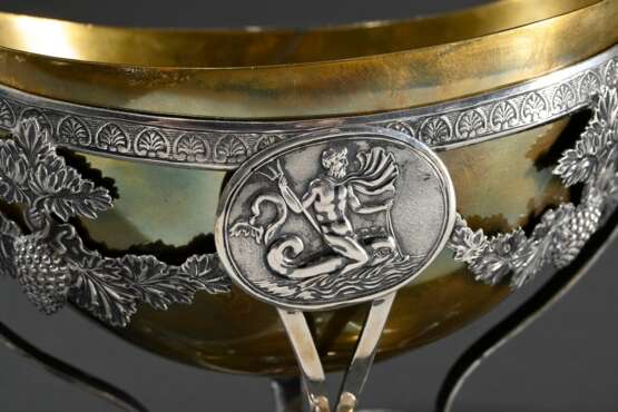 Empire Zuckeraufsatz mit Messingeinsatz in Schiffchenform mit Weinranken Dekor und mythologischen Kartuschen Darstellung "Neptun und Salacia" in Kartuschen auf Tatzenfüßen, dazu Zuckerzange, 1. Viertel 19.Jh., … - фото 4