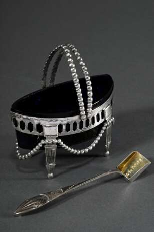 Empire Salière in Schiffchenform auf hohen Füßchen mit Perlband Festons und klappbaren Henkeln sowie blauem Glaseinsatz, 1. Viertel 19.Jh., Silber, 68g (o. Glas), 5,4x10x5,5cm, dazu Zuckerschaufel, Einsatz best. - фото 1