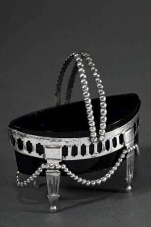 Empire Salière in Schiffchenform auf hohen Füßchen mit Perlband Festons und klappbaren Henkeln sowie blauem Glaseinsatz, 1. Viertel 19.Jh., Silber, 68g (o. Glas), 5,4x10x5,5cm, dazu Zuckerschaufel, Einsatz best. - фото 2
