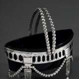 Empire Salière in Schiffchenform auf hohen Füßchen mit Perlband Festons und klappbaren Henkeln sowie blauem Glaseinsatz, 1. Viertel 19.Jh., Silber, 68g (o. Glas), 5,4x10x5,5cm, dazu Zuckerschaufel, Einsatz best. - фото 2