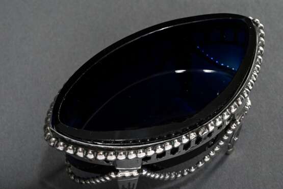 Empire Salière in Schiffchenform auf hohen Füßchen mit Perlband Festons und klappbaren Henkeln sowie blauem Glaseinsatz, 1. Viertel 19.Jh., Silber, 68g (o. Glas), 5,4x10x5,5cm, dazu Zuckerschaufel, Einsatz best. - фото 3
