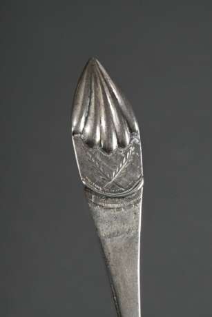 Empire Salière in Schiffchenform auf hohen Füßchen mit Perlband Festons und klappbaren Henkeln sowie blauem Glaseinsatz, 1. Viertel 19.Jh., Silber, 68g (o. Glas), 5,4x10x5,5cm, dazu Zuckerschaufel, Einsatz best. - фото 5