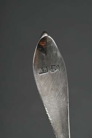 Empire Salière in Schiffchenform auf hohen Füßchen mit Perlband Festons und klappbaren Henkeln sowie blauem Glaseinsatz, 1. Viertel 19.Jh., Silber, 68g (o. Glas), 5,4x10x5,5cm, dazu Zuckerschaufel, Einsatz best. - фото 6