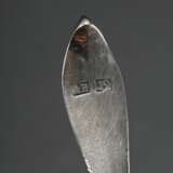 Empire Salière in Schiffchenform auf hohen Füßchen mit Perlband Festons und klappbaren Henkeln sowie blauem Glaseinsatz, 1. Viertel 19.Jh., Silber, 68g (o. Glas), 5,4x10x5,5cm, dazu Zuckerschaufel, Einsatz best. - фото 6