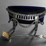Empire Salière in Schiffchenform auf hohen Füßchen mit Perlband Festons und klappbaren Henkeln sowie blauem Glaseinsatz, 1. Viertel 19.Jh., Silber, 68g (o. Glas), 5,4x10x5,5cm, dazu Zuckerschaufel, Einsatz best. - фото 7