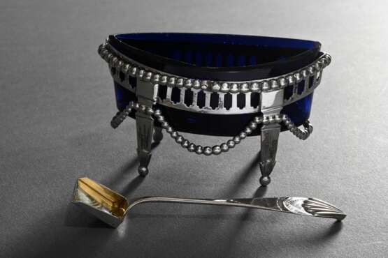 Empire Salière in Schiffchenform auf hohen Füßchen mit Perlband Festons und klappbaren Henkeln sowie blauem Glaseinsatz, 1. Viertel 19.Jh., Silber, 68g (o. Glas), 5,4x10x5,5cm, dazu Zuckerschaufel, Einsatz best. - фото 7