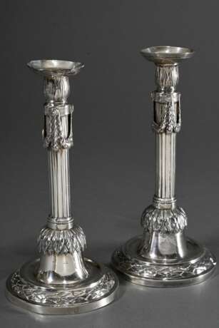 Paar klassizistische Säulenleuchter mit Blattmanschetten, Lorbeerfestons und -friesen, MZ: MS, Triest um 1780, Silber, 593g, H. 23,3cm, Druckstellen, 1 Tülle mit Druckstellen - фото 1