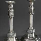 Paar klassizistische Säulenleuchter mit Blattmanschetten, Lorbeerfestons und -friesen, MZ: MS, Triest um 1780, Silber, 593g, H. 23,3cm, Druckstellen, 1 Tülle mit Druckstellen - фото 1