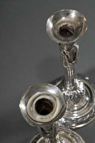 Paar klassizistische Säulenleuchter mit Blattmanschetten, Lorbeerfestons und -friesen, MZ: MS, Triest um 1780, Silber, 593g, H. 23,3cm, Druckstellen, 1 Tülle mit Druckstellen - фото 3