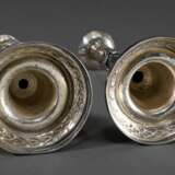 Paar klassizistische Säulenleuchter mit Blattmanschetten, Lorbeerfestons und -friesen, MZ: MS, Triest um 1780, Silber, 593g, H. 23,3cm, Druckstellen, 1 Tülle mit Druckstellen - фото 4