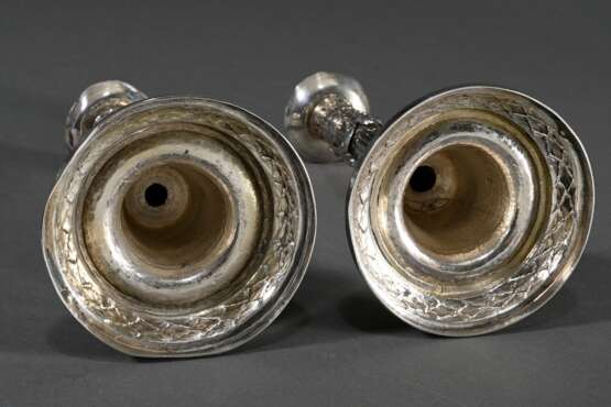 Paar klassizistische Säulenleuchter mit Blattmanschetten, Lorbeerfestons und -friesen, MZ: MS, Triest um 1780, Silber, 593g, H. 23,3cm, Druckstellen, 1 Tülle mit Druckstellen - фото 4