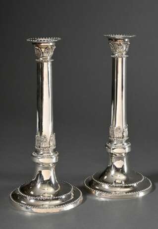 Paar Königsberger Leuchter in klassizistischer Façon mit Perlfriesen und Akanthusblatt Manschetten, um 1810, MZ: Johann Jacob Öhrmann II (1780-1829), Silber, 982g, am Fuß punktiertes Besitzermonogramm "C.F.v.E.&quot… - фото 1