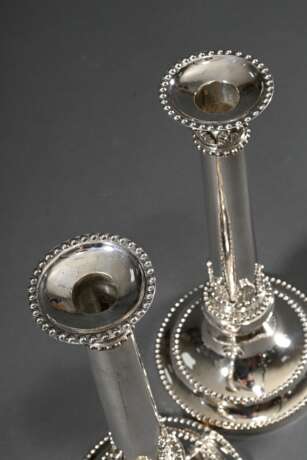 Paar Königsberger Leuchter in klassizistischer Façon mit Perlfriesen und Akanthusblatt Manschetten, um 1810, MZ: Johann Jacob Öhrmann II (1780-1829), Silber, 982g, am Fuß punktiertes Besitzermonogramm "C.F.v.E.&quot… - фото 2