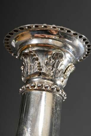 Paar Königsberger Leuchter in klassizistischer Façon mit Perlfriesen und Akanthusblatt Manschetten, um 1810, MZ: Johann Jacob Öhrmann II (1780-1829), Silber, 982g, am Fuß punktiertes Besitzermonogramm "C.F.v.E.&quot… - фото 3