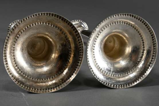 Paar Königsberger Leuchter in klassizistischer Façon mit Perlfriesen und Akanthusblatt Manschetten, um 1810, MZ: Johann Jacob Öhrmann II (1780-1829), Silber, 982g, am Fuß punktiertes Besitzermonogramm "C.F.v.E.&quot… - фото 5