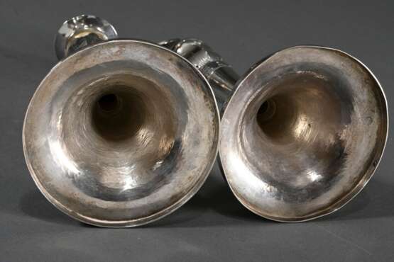 Paar Empire Leuchter auf Trichterfuß mit gravierter Blattmanschette und Tulpentülle, MZ: Zürn, Rudolstadt 1. Viertel 19.Jh., Silber 12 Lot, Tremulierstich, 516g, H. 25,5cm - фото 4