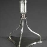 Zierlicher Empire Leuchter auf 3 gerillten Stützen über dreipassiger Fußplatte, MZ: P IV, Stadtpunze unleserlich, Silber, 149g, H. 13,5cm, Gebrauchsspuren - photo 1