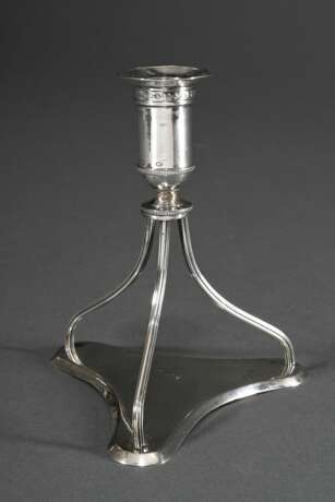 Zierlicher Empire Leuchter auf 3 gerillten Stützen über dreipassiger Fußplatte, MZ: P IV, Stadtpunze unleserlich, Silber, 149g, H. 13,5cm, Gebrauchsspuren - photo 1