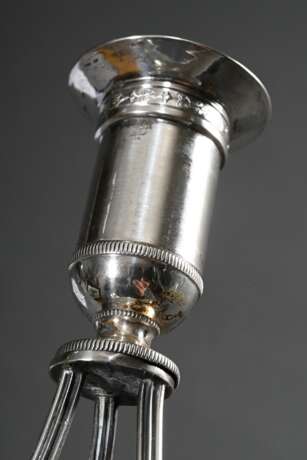 Zierlicher Empire Leuchter auf 3 gerillten Stützen über dreipassiger Fußplatte, MZ: P IV, Stadtpunze unleserlich, Silber, 149g, H. 13,5cm, Gebrauchsspuren - photo 4