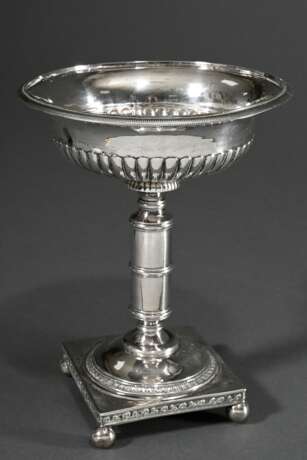Zierlicher schwedischer Konfektaufsatz in klassizistischer Formensprache mit kannelierter Kraterschale auf zylindrischem Schaft über eckigem Sockel auf Kugelfüßchen, MZ: OWT, Silber, 371g, Stockholm 1872, H. 19,3cm, Ø 15… - photo 1