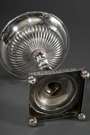 Zierlicher schwedischer Konfektaufsatz in klassizistischer Formensprache mit kannelierter Kraterschale auf zylindrischem Schaft über eckigem Sockel auf Kugelfüßchen, MZ: OWT, Silber, 371g, Stockholm 1872, H. 19,3cm, Ø 15… - photo 3