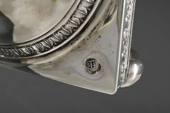 Zierlicher schwedischer Konfektaufsatz in klassizistischer Formensprache mit kannelierter Kraterschale auf zylindrischem Schaft über eckigem Sockel auf Kugelfüßchen, MZ: OWT, Silber, 371g, Stockholm 1872, H. 19,3cm, Ø 15… - photo 5