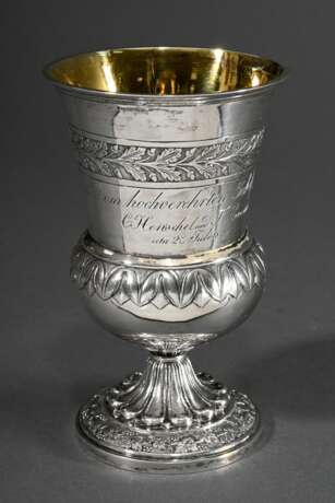 Biedermeier Pokalbecher mit Blattfriesen und Gravur "Dem hochverehrten Jubelpaare G. Henschel und F. Henschel am 28. Juli 1829", MZ: Georg Friedrich Weigel (Meister ab 1816), Kassel, Silber innen vergoldet, 323… - photo 1