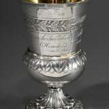 Biedermeier Pokalbecher mit Blattfriesen und Gravur "Dem hochverehrten Jubelpaare G. Henschel und F. Henschel am 28. Juli 1829", MZ: Georg Friedrich Weigel (Meister ab 1816), Kassel, Silber innen vergoldet, 323… - photo 1