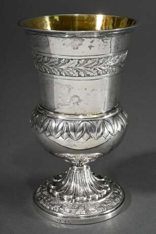 Biedermeier Pokalbecher mit Blattfriesen und Gravur "Dem hochverehrten Jubelpaare G. Henschel und F. Henschel am 28. Juli 1829", MZ: Georg Friedrich Weigel (Meister ab 1816), Kassel, Silber innen vergoldet, 323… - photo 2