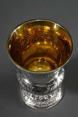 Biedermeier Pokalbecher mit Blattfriesen und Gravur "Dem hochverehrten Jubelpaare G. Henschel und F. Henschel am 28. Juli 1829", MZ: Georg Friedrich Weigel (Meister ab 1816), Kassel, Silber innen vergoldet, 323… - photo 3